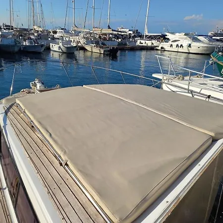 Barca Deliziosa Hotel na wodzie *